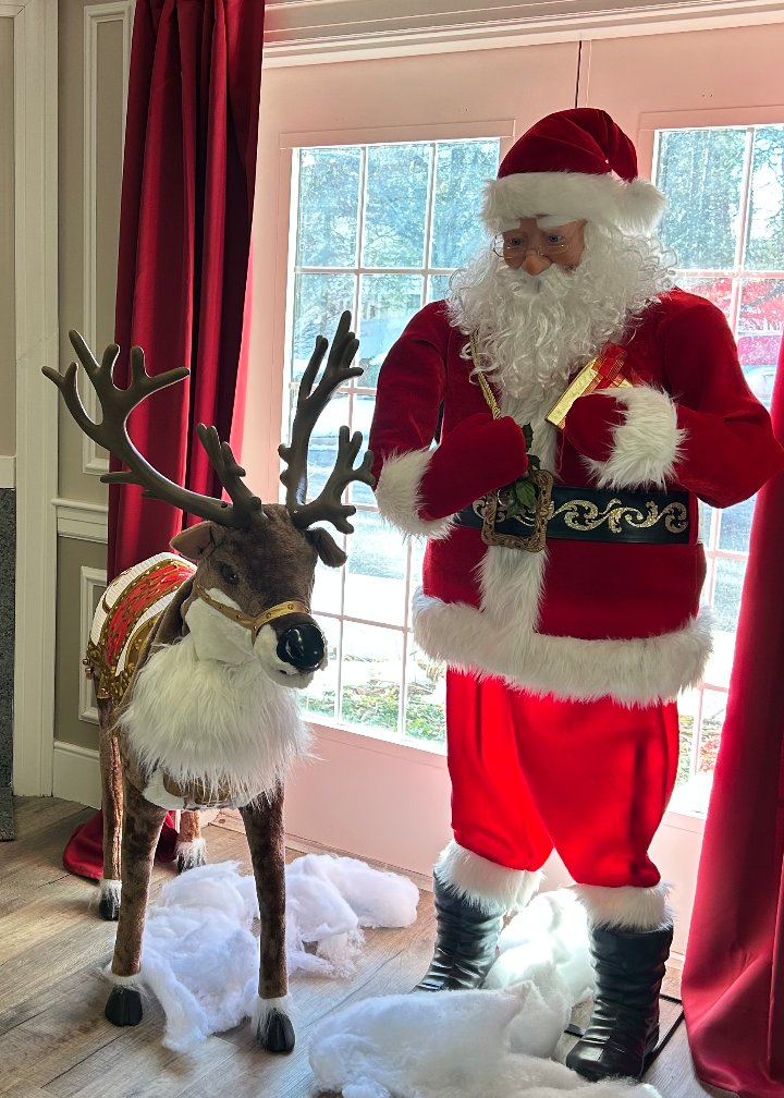 NextStepHC's tweet image. We hope you're all having a wonderful holiday season! The Landing at Laurel Lake has certainly been enjoying the festivities. 🎷🎅🏼🎄 #HappyHolidays #PetTherapy #Santa