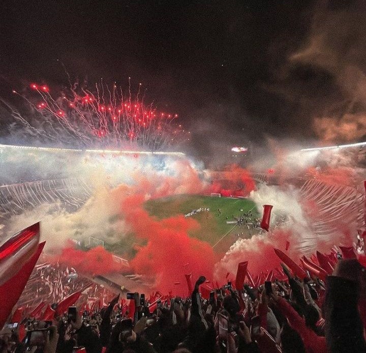 Ya se acerca Noche Buena,
ya se acerca Navidad,
ACÁ NO HAY BANDERAS NEGRAS
Y LA HINCHADA NO SE VA.