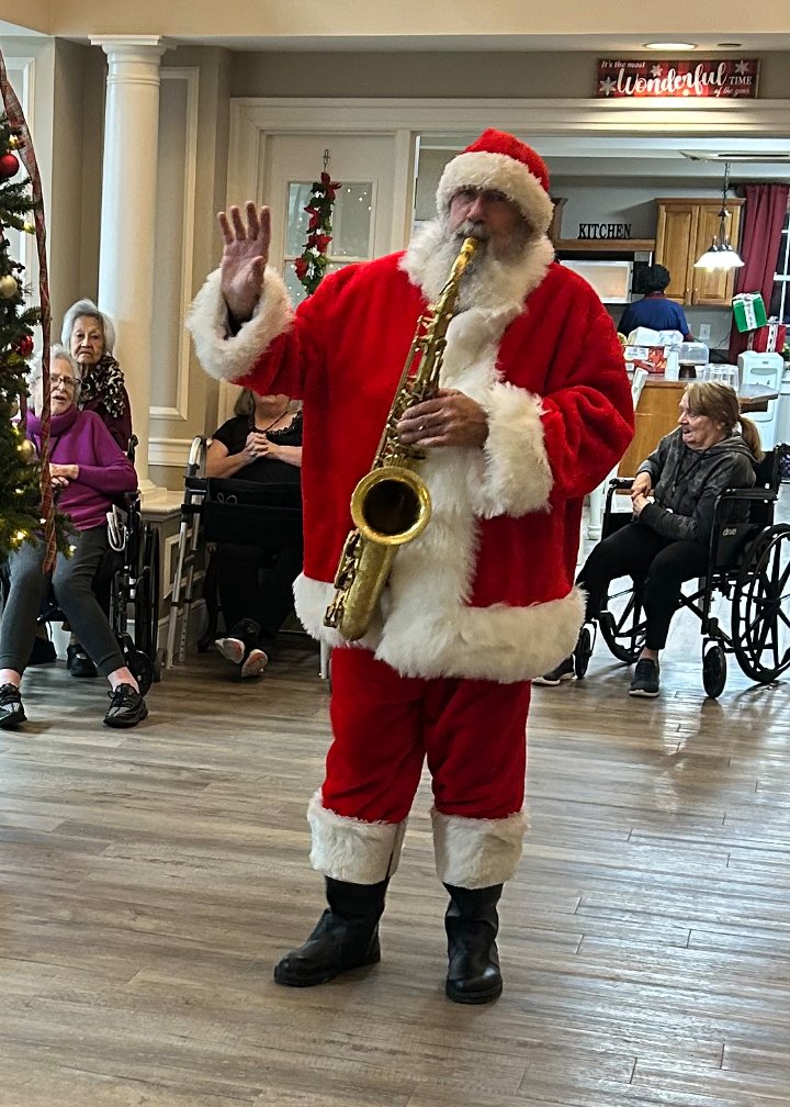 NextStepHC's tweet image. We hope you're all having a wonderful holiday season! The Landing at Laurel Lake has certainly been enjoying the festivities. 🎷🎅🏼🎄 #HappyHolidays #PetTherapy #Santa