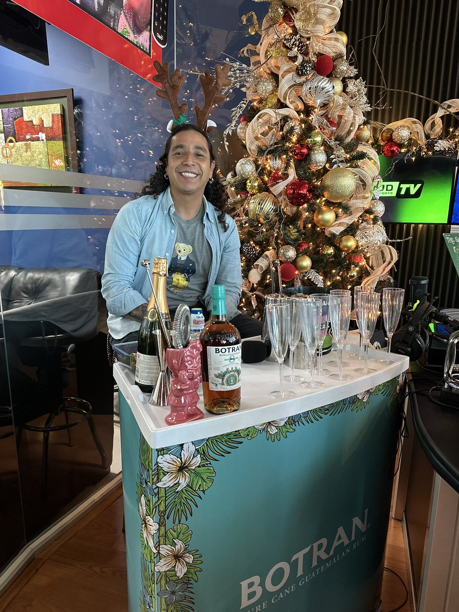 Nos acompaña nuestro amigo y mixólogo, Piraña Cerna, para escuchar los sucesos del año. 

¡Acompáñanos!
📻 <a href="/SonoraFM_sv/">Sonora FM</a> 104.5
🎙️latribu.fm
📲 youtube.com/live/KZB2VArvV…