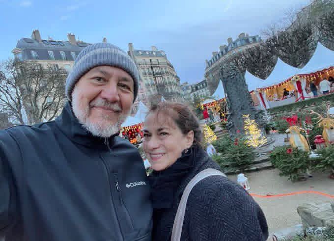 Los chairos haciendo rendir sus 1,500 de pensión bimestral para pagar la cena de Navidad para 30 cabrones, mientras este mugroso que tanto defienden se la pasa a toda madre en otro país jajajaja 🤣