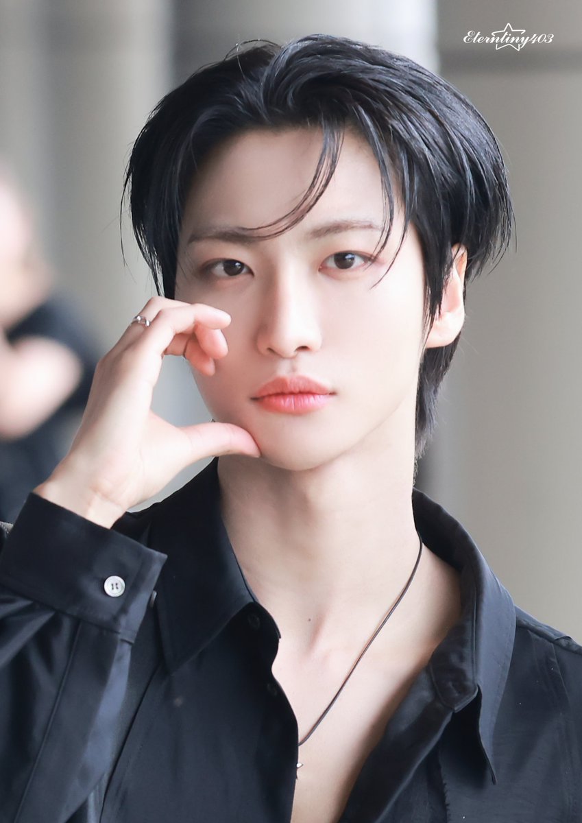 🎄✧･ﾟ: MERRY CHRISTMAS : ･ﾟ✧🎄
:) 이 눈빛..이 미소..이 볼하트..이 미남..완벽한 떵슬리스 🫶🏻🖤

#에이티즈 #성화 #ATEEZ #SEONGHWA