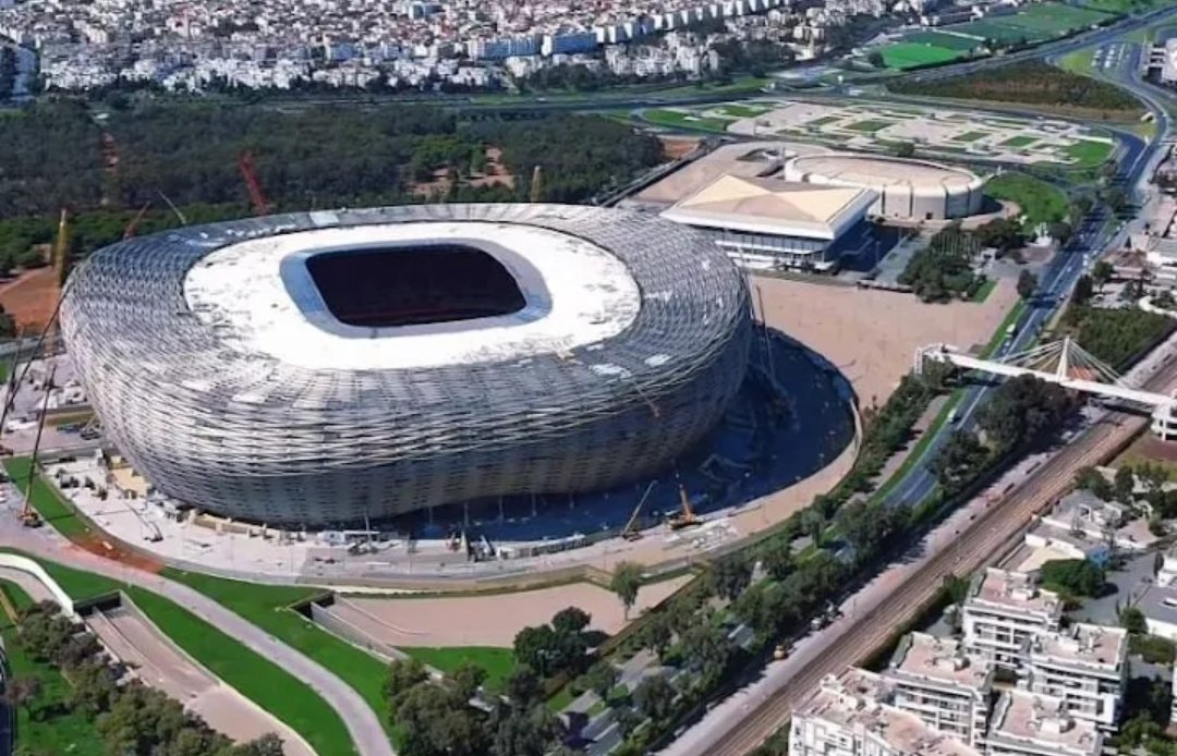 Ce #stade et belles maisons aux alentours sont en #Afrique, au #Maroc, moins riche que la #RDC !