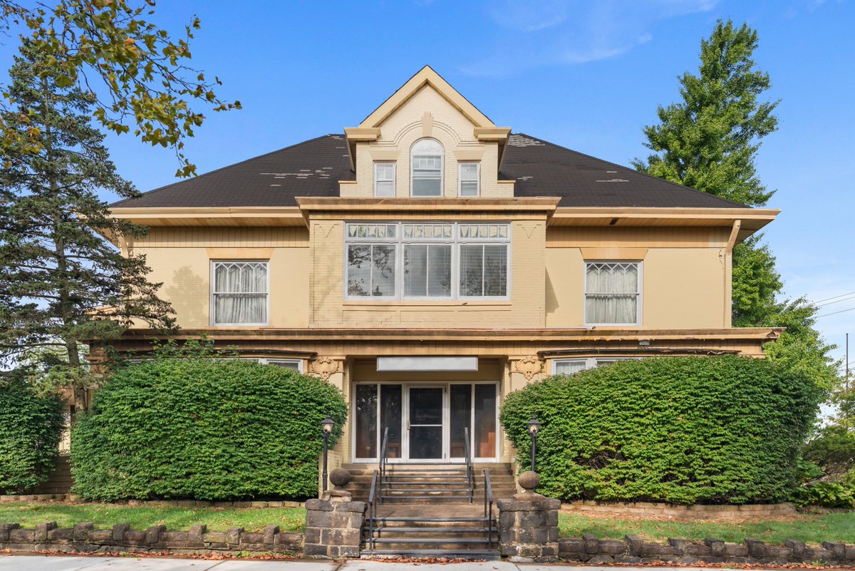 zillowgonewild's tweet image. Did you know that For only $75,000 in Mckeesport PA you can buy this all brick now funeral home