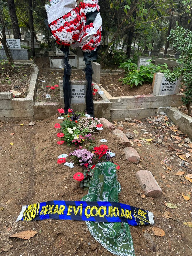 BekarEviTD's tweet photo. Bazı insanlar sadece hayatımızdan geçmezler; ruhumuzda silinmez izler, yolumuzda sönmez ışıklar bırakırlar. 

Canımız, ağabeyimizin yoldaşı 
Halil Ay... 
Seninle kurduğumuz o 'hakiki bağ', bugün yokluğunun verdiği derin acıyla perçinleniyor.

Rahmet ve büyük bir özlemle anıyoruz. https://t.co/8I7M5a9wjc
