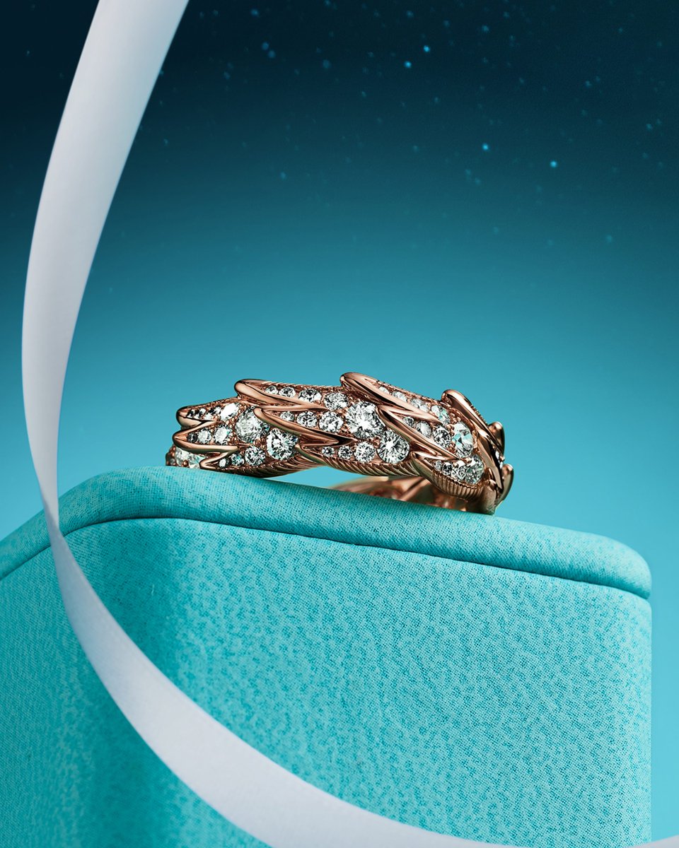 An homage to the House's most celebrated brooch, first introduced
