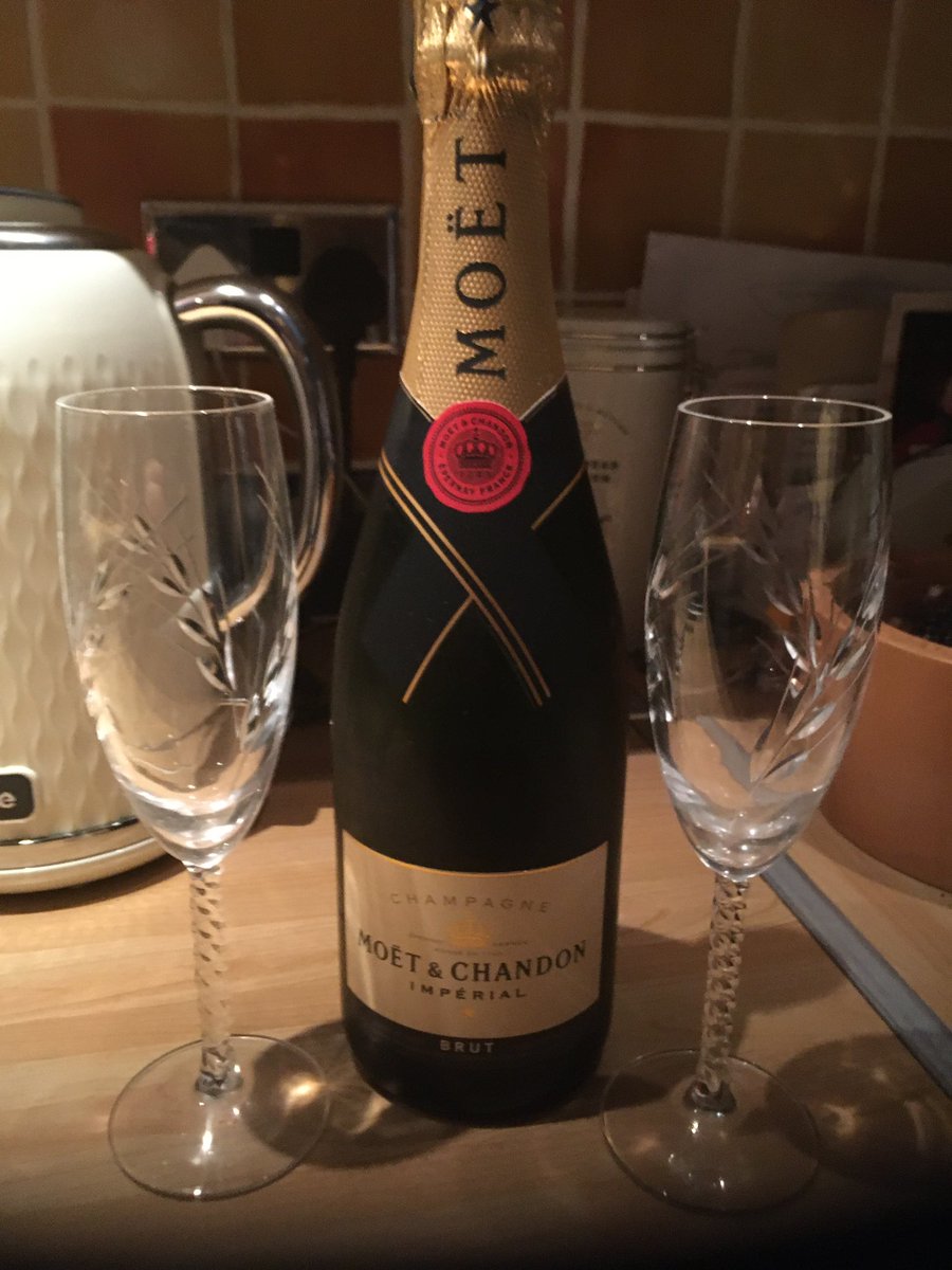 MikePannett's tweet image. I’d like to wish my friends and followers a very Happy Christmas 🎄 with good health and happiness for 2026.  For my former colleagues working over the festive holiday and all #Team999 stay safe and look after each other.  Cheers Mike 🍺🍷 🍾 🥂