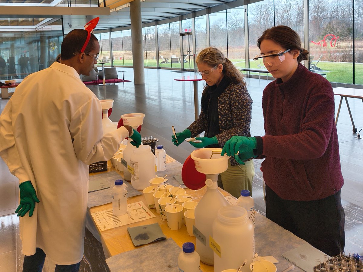 hhmi_science's tweet photo. Our kind of annual tradition: Glucose + Tollens’ reagent + festive swirling = a chemical reaction that creates a thin layer of silver, loads of seasonal cheer, & ornaments worthy of being passed down for ... well, a few weeks at least. Happy holidays to all those who celebrate! ✨