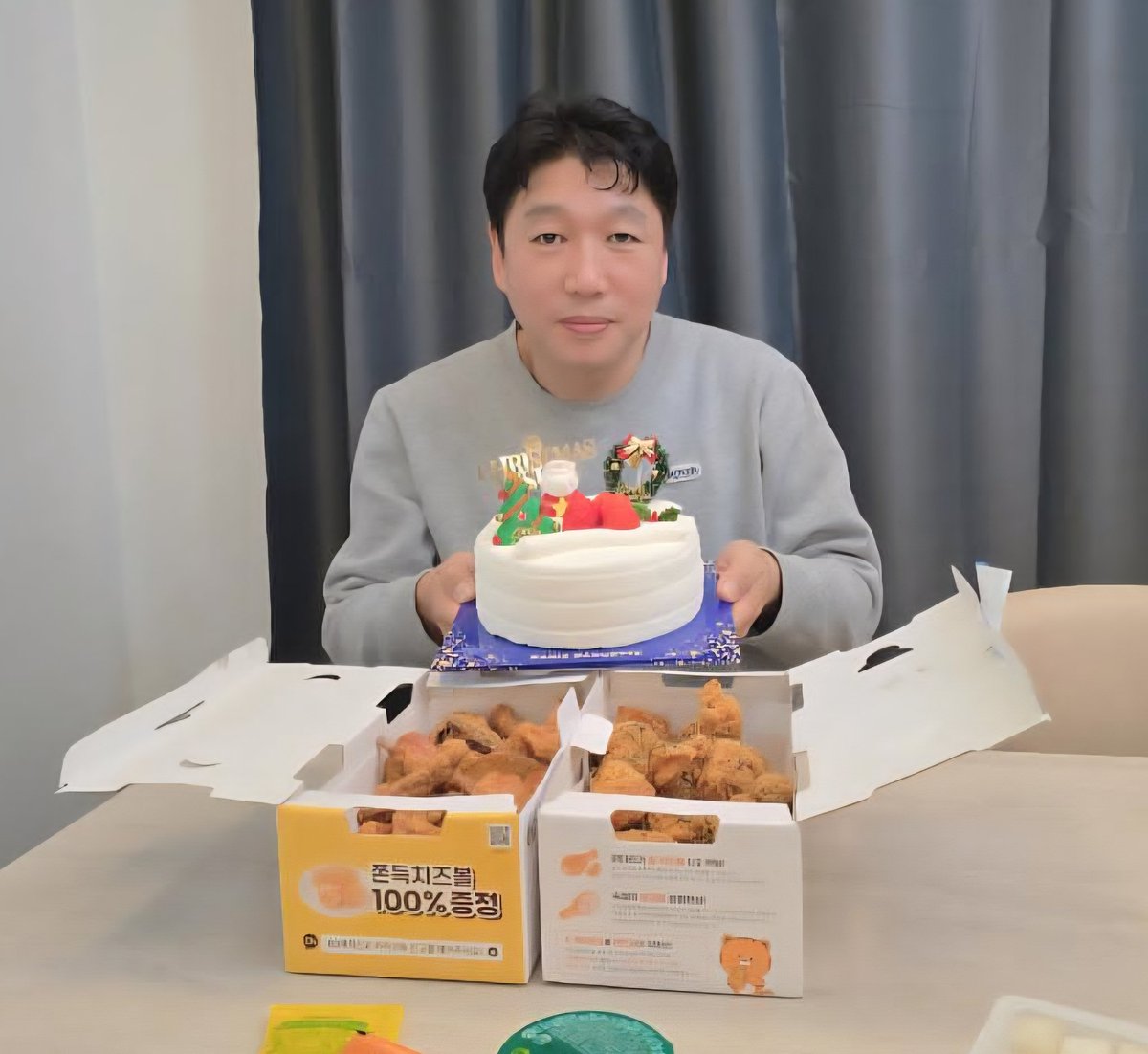 wonchan_support's tweet photo. 🎁띵동~ 인증사진이 도착했어요!
성탄절을 맞아 원찬님께 작은 서포트 선물을 보내드렸는데 가족분들과 맛있게 드셨다고 합니다😉 원찬님이 너무 그리워서 사진 부탁드렸는데 이렇게 예쁘게 보내주셨어요~원찬님 너무 감사드려요! 😘 팬분들도 모두 즐거운 성탄절 되시기 바랍니다!🥰
#성우_이원찬 https://t.co/mQcpec2lF8