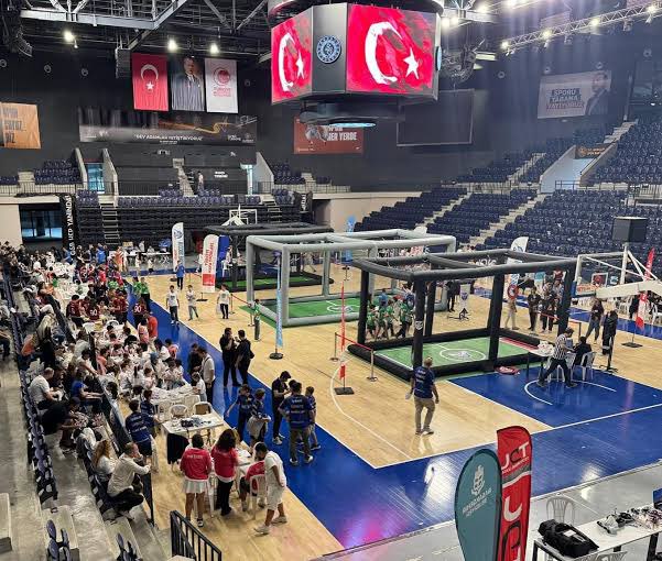 BUGÜN: Çalışmalarımızda paydaş desteğini artırmak amacıyla Gelişim Üniv. Rektörlüğü ile işbirliği protokolü imzaladık.
2026 yılında Drone Soccer – Drone Race – Drone Simülasyon Türkiye Şampiyonalarına katılım sağlayabilmek amacıyla  İnsansız Hava Araçları branş tescilimizi aldık.