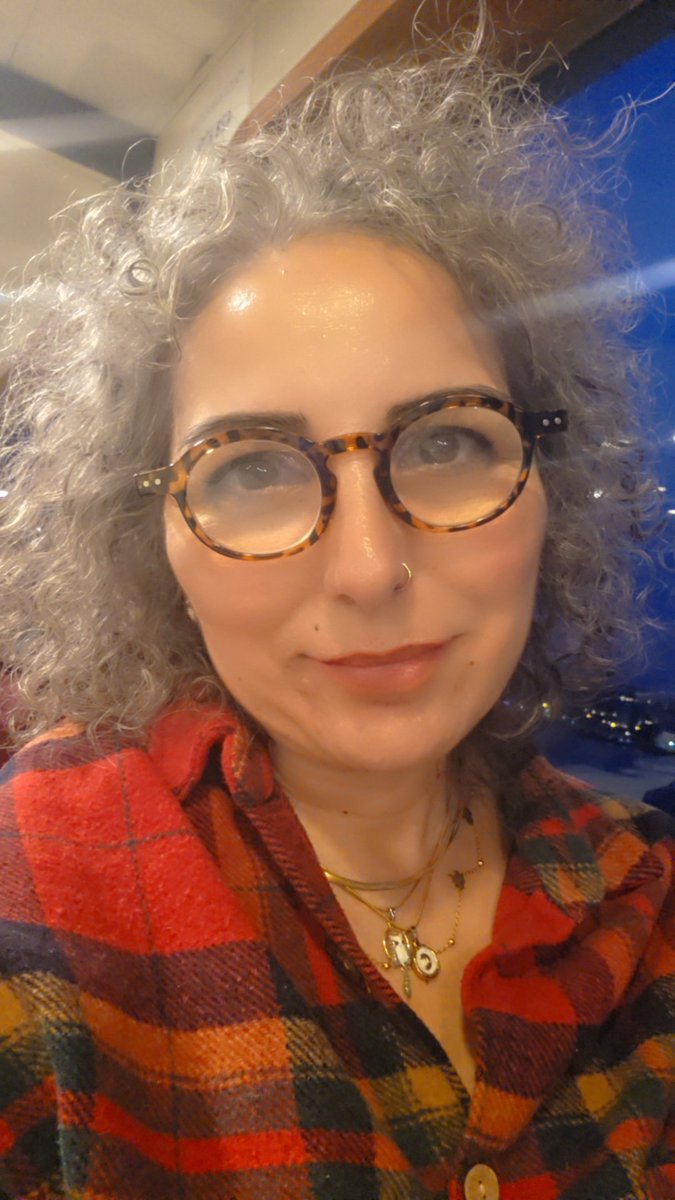 Suraya yorgunluktan bayilmis, yine de gulumsemeye calisan bir kadin kisisi ciz Abidin 🥺