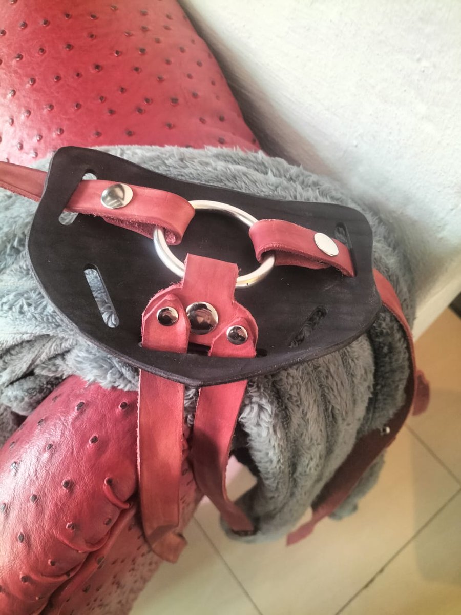 Good vibes at Play With Me today.
Worked with Carmen on a custom leather strap-on harness sample for a client — collaboration always sparks new ideas. #playwithme