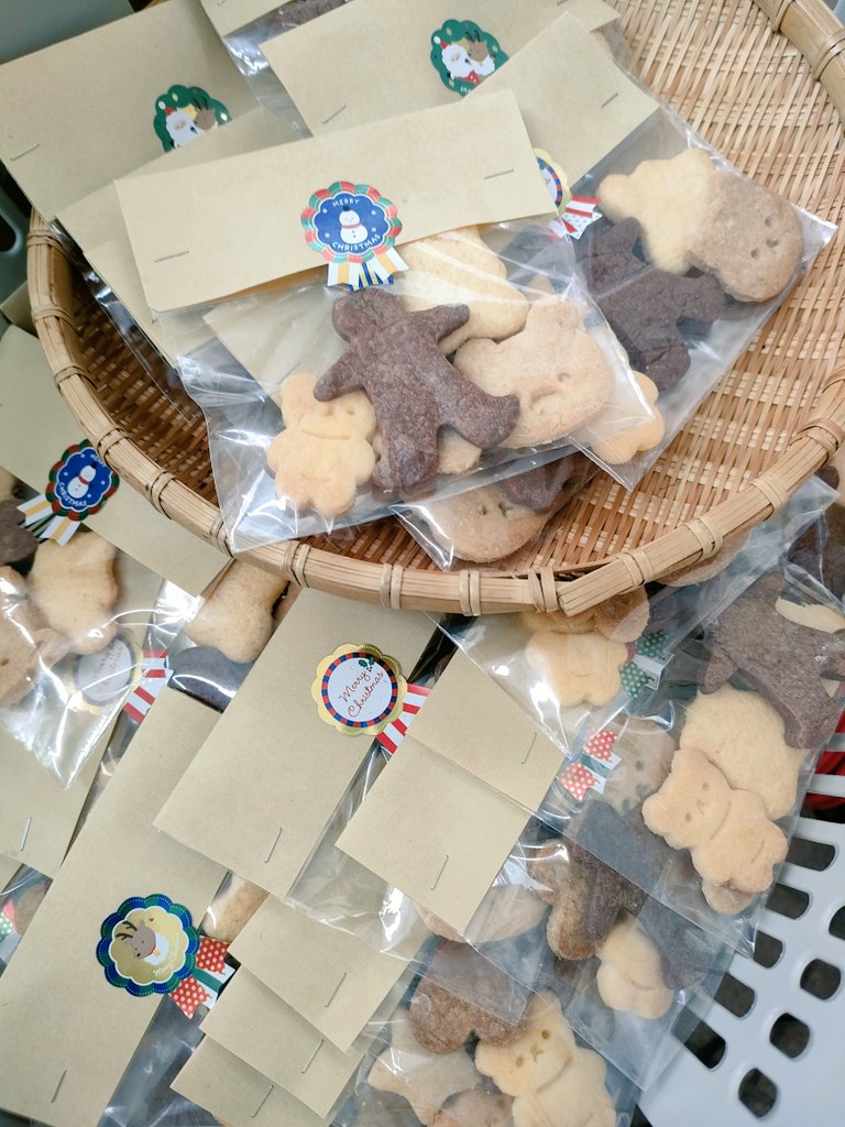 クリスマスイベントプレゼント用に徹夜でじゃんしゃんクッキー作った😵‍💫ヘロヘロになったけど喜んでもらえたから良かったな😊来年はもう少し手の込んだもの作れるようになっていたいぞ🎅🎁