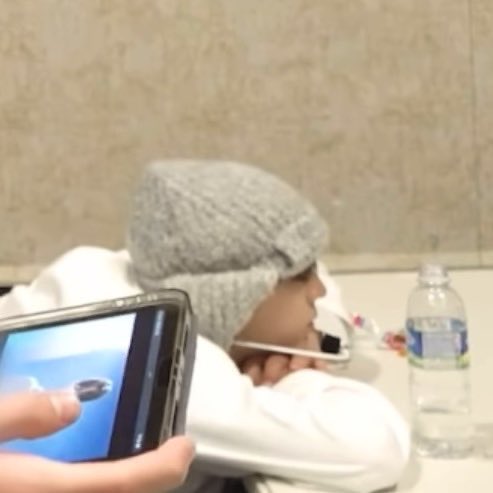 wewe_DH's tweet image. 도훈이 가요대전 비하인드에서 엄청 귀엽게 자고있던거 아는 사람 .. 꼬순내 대박임