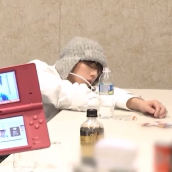 wewe_DH's tweet image. 도훈이 가요대전 비하인드에서 엄청 귀엽게 자고있던거 아는 사람 .. 꼬순내 대박임