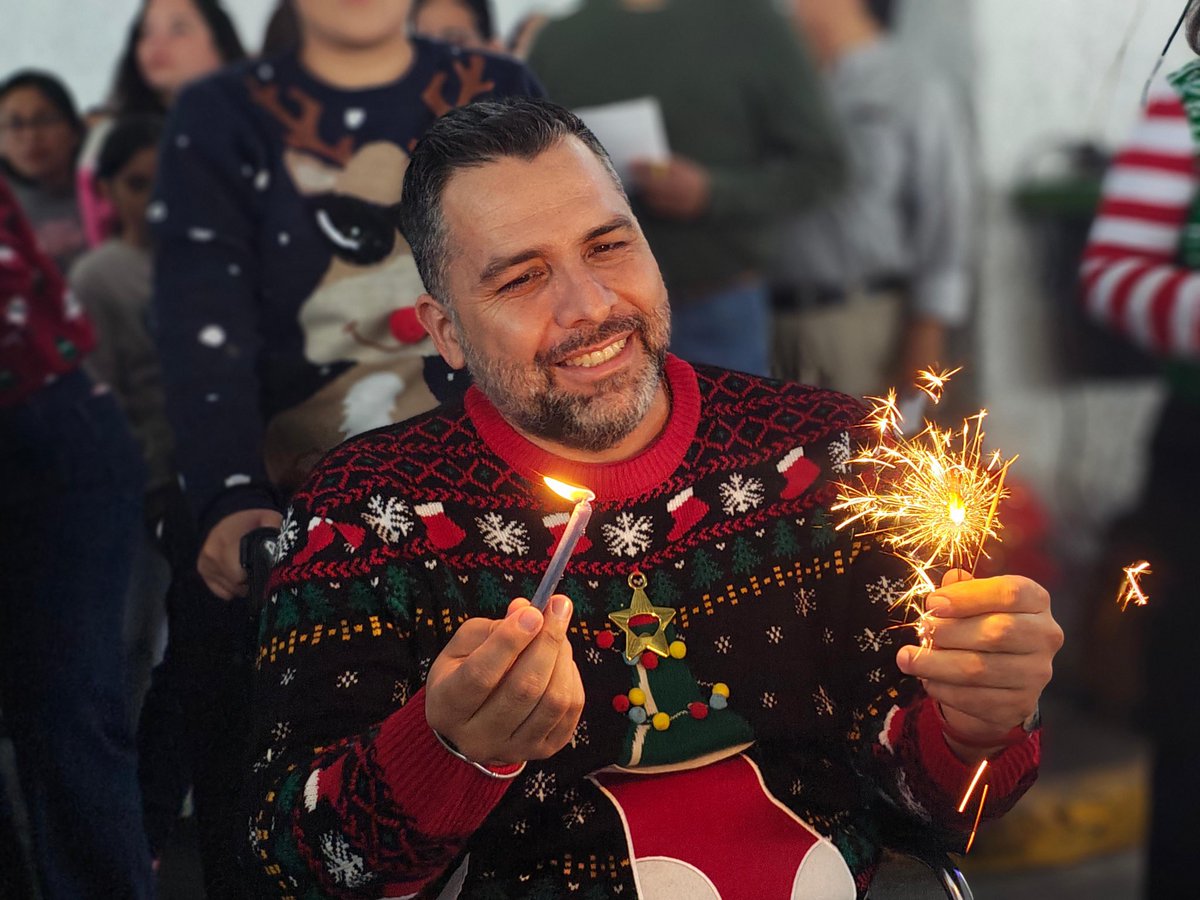 Que estos días nos recuerden lo valioso de estar juntos, agradecer lo que tenemos, lo que somos y mirar al futuro con esperanza. 🎄✨
Abracen, compartan y celebren la vida junto a sus seres queridos. 💙
Les deseo de corazón: ¡Feliz Navidad y un Año Nuevo! ✨