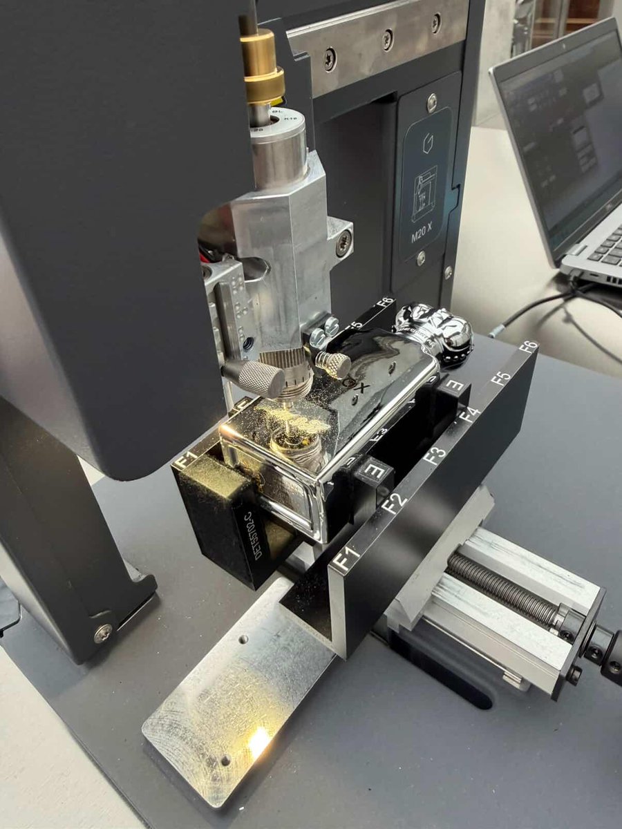 #رابطة_عشاق_العطور 
احدث عطور كلايف كريستين حصري لبوتيكهم  منزلين عطر زجاجته جميله جدا والعطر اجمل ماقدرت اقاومه وسعره حول 2500 درهم