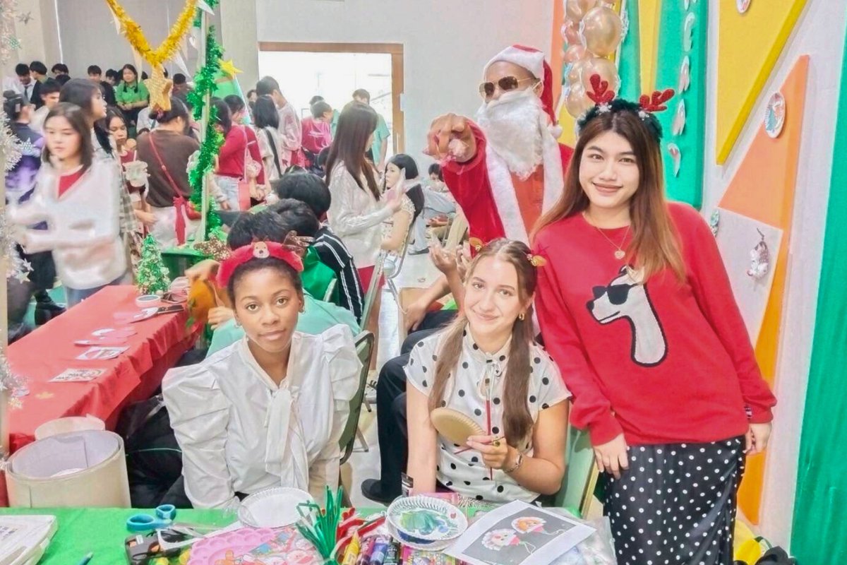 BFITSThailand's tweet image. At our VRU BFITS Program, the holidays came alive through stage performances, student creativity, and moments that brought the whole campus together—loud, joyful, and unforgettable 🌟

#VRU #BFITSProgram #ShineWithBFITS #JoinVRU #TeachInThailand 🇹🇭