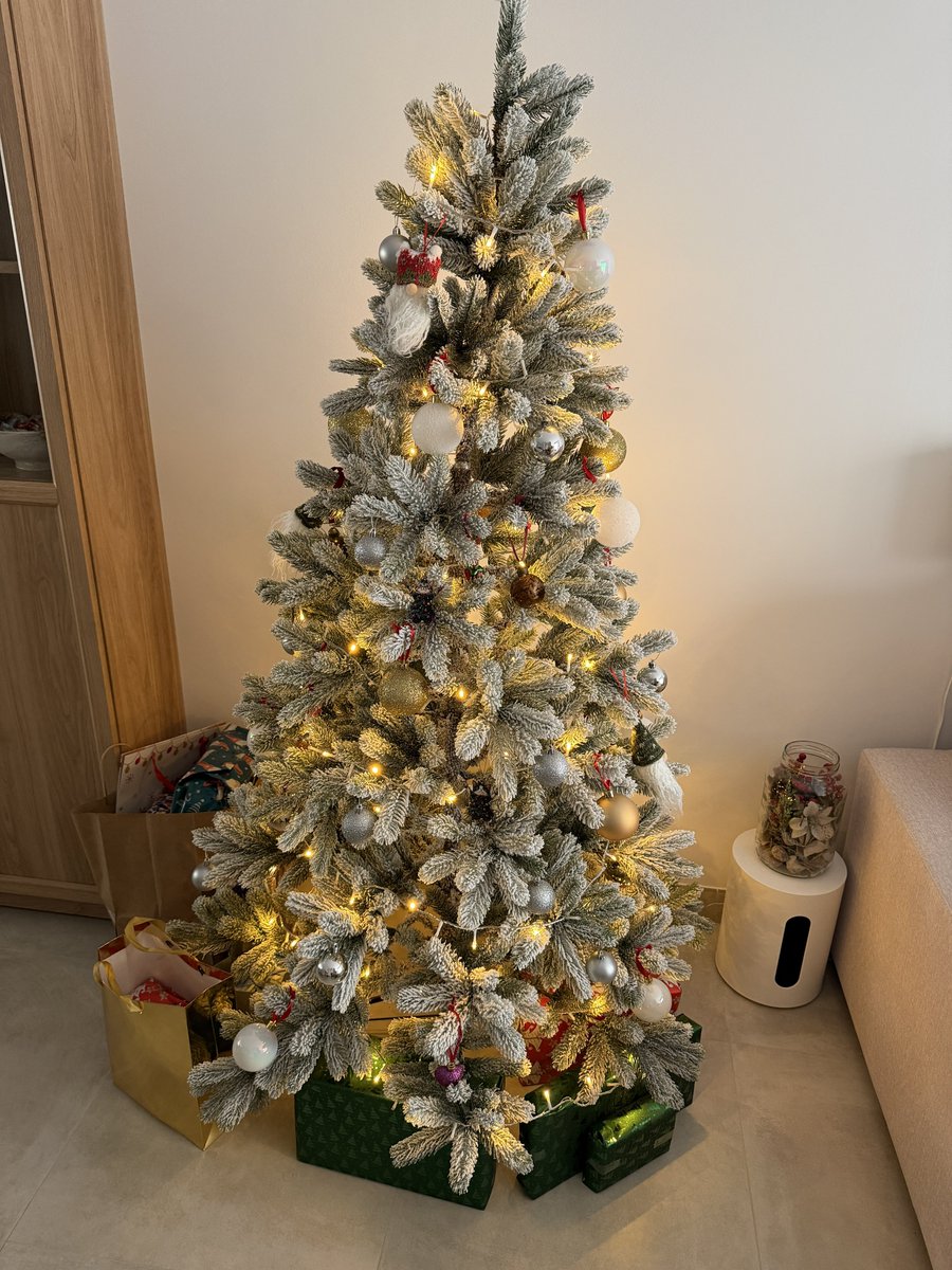 En Navidad nunca tuve regalos porque éramos más de Reyes. Mis padres no podían permitirse tantos gastos y tenían que elegir. Me ponía un poco triste no tener nada en Navidad como mis amigos, pero en enero era el niño más feliz del mundo con mi súper regalo de Reyes

Recuerdo que