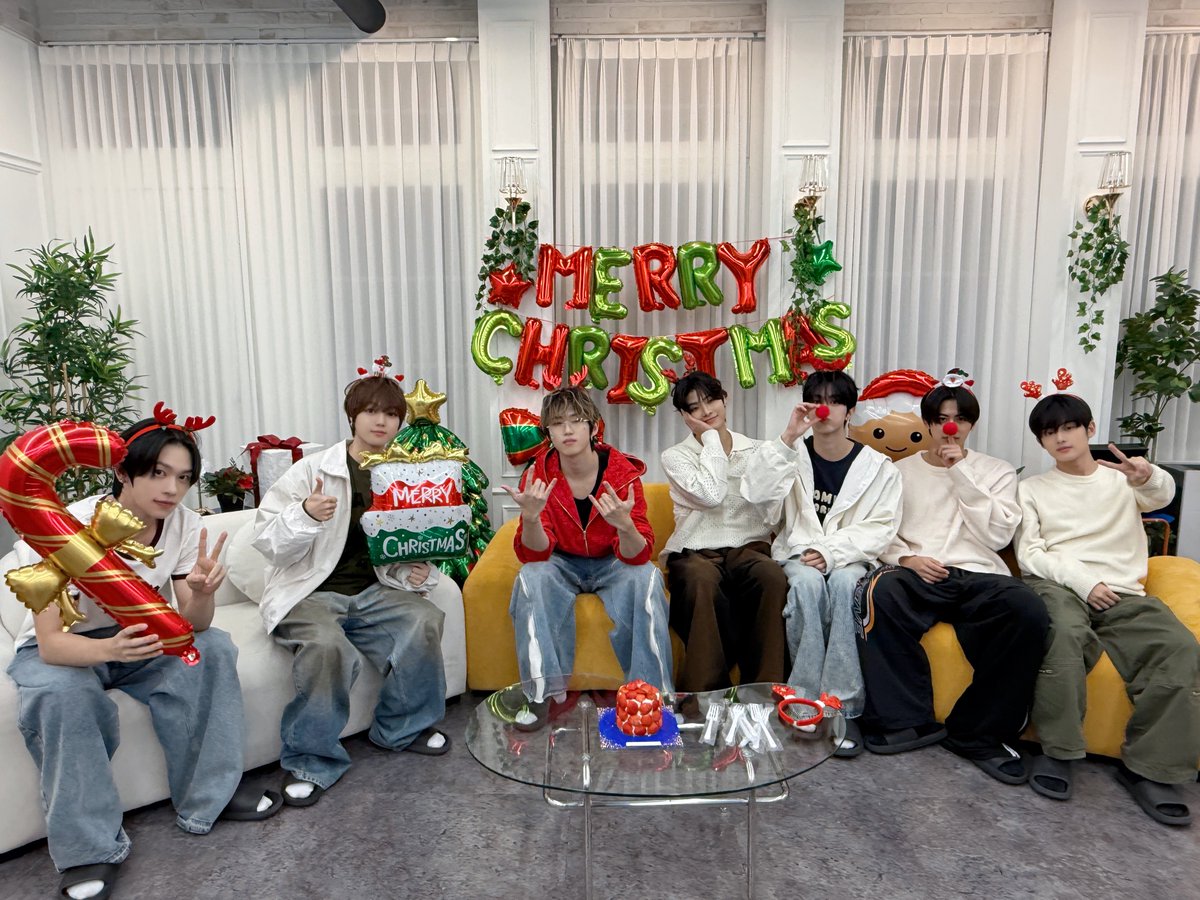 YOUNITE_offcl's tweet photo. [📷] 

유니즈와 함께여서 행복했던 크리스마스 이브🎄
선물도 꼭꼭 들어 봐 주기 🎅🏻🎧🎁
𝓜𝓮𝓻𝓻𝔂 𝓒𝓱𝓻𝓲𝓼𝓽𝓶𝓪𝓼!

#YOUNITE #유나이트 https://t.co/C4S2FbmwK4
