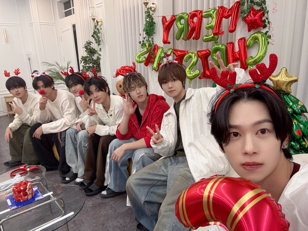 [📷] 

유니즈와 함께여서 행복했던 크리스마스 이브🎄
선물도 꼭꼭 들어 봐 주기 🎅🏻🎧🎁
𝓜𝓮𝓻𝓻𝔂 𝓒𝓱𝓻𝓲𝓼𝓽𝓶𝓪𝓼!

#YOUNITE #유나이트