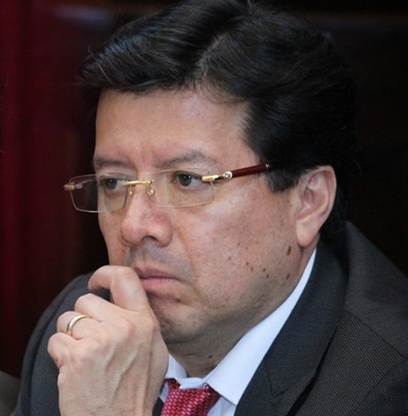 Estos son algunos de los personajes acusados de estafar al pueblo de Guatemala, pero la justicia y la complicidad del <a href="/MPguatemala/">MP de Guatemala</a> hoy los deja libres y pasarán navidad con sus familiares.
Luis Rabbe (Plazas fantasmas)
Gustavo Alejo (Fraude y lavado)
José Luis Benito (Fraude)