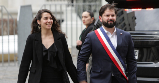🔹Paula Carrasco, la actual pareja de Gabriel Boric, también esta entre los funcionarios que el Gobierno busca amarrar.

Gabriel es mas indecente de lo que imaginaba.