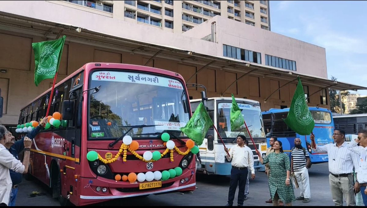 અડાજણ બસ સ્ટેન્ડ ખાતે થી 
" અડાજણ થી દાહોદ "રૂટ ઉપર ફાળવેલ નવિન બસ નું લીલી ઝંડી બતાવી લોકાર્પણ SMC ના  કોર્પોરેટર શ્રીમતી વૈશાલી દેવાંગ શાહ ના વરદ હસ્તે  કરવામાં આવેલ ⁦<a href="/sanghaviharsh/">Harsh Sanghavi</a>⁩ ⁦<a href="/OfficialGsrtc/">GSRTC</a>⁩