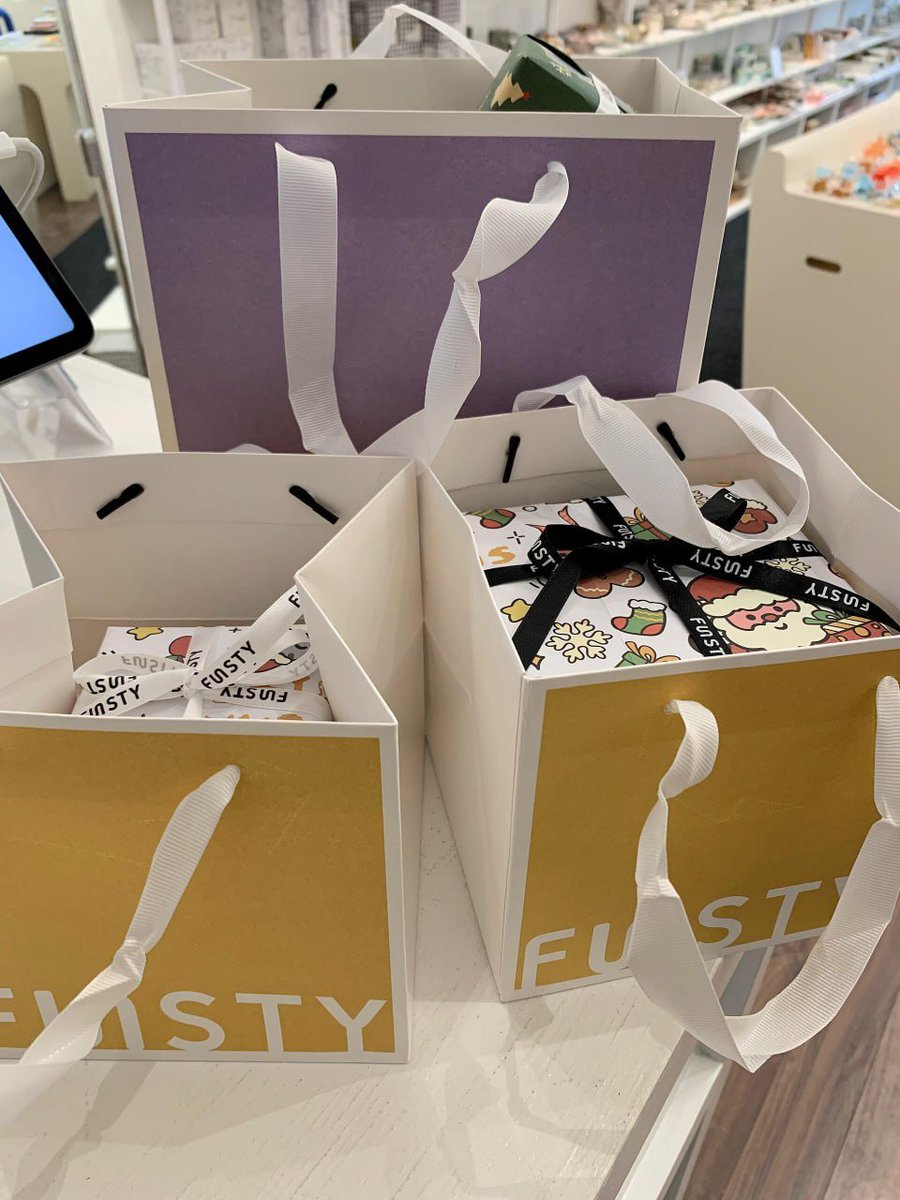 _Emily_cc's tweet image. Carefully selected for my friends who keep me sane all year. Merry Christmas, my bestie! 🥂✨