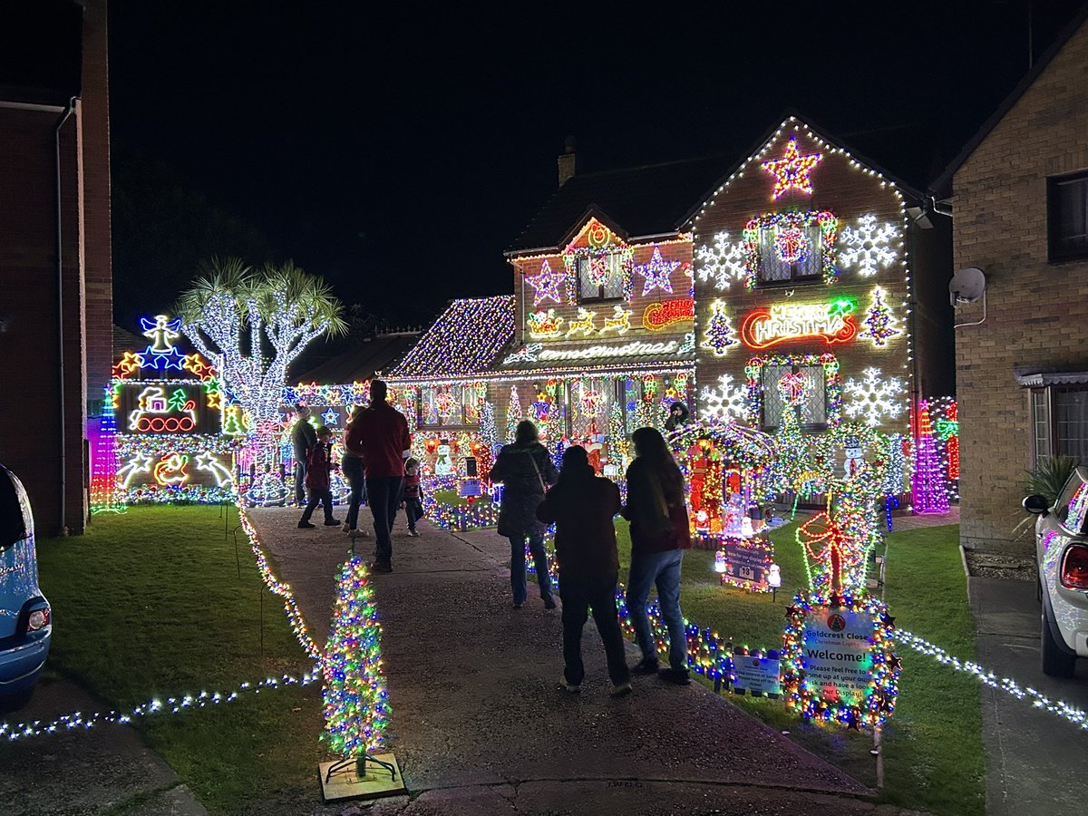 wightowl's tweet photo. Wishing all my friends and followers a Merry Christmas and a Happy New Year. 

Stunning displays of Christmas lights. Around the island: Ash Lane, Goldcrest Close, Meadow Close, Bannock Road. #isleofwight https://t.co/2IGAqCcSG6