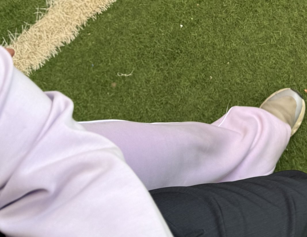 جاتني تجري تضمني وتقول " عادي احبش "
ضحكت وقلت كيف ؟ 
قالت "احبش احبش " ورجعت ضحكت لان فهمتها  ونزلت لها ثم حبت خدي وراحت 
اهههههخ بس لو اقدر أحط كل الدادات في قلبي و أسكر عليهم بقفصي الصدري 🥹💜💜💜💜✨