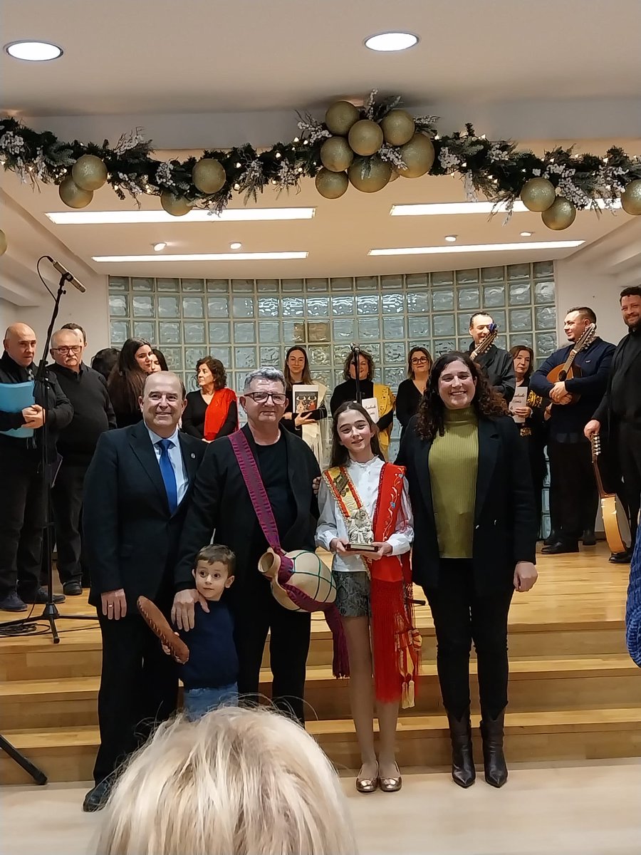 eltablacho's tweet image. Participamos un año más en el Certamen de Villancicos del Barrio del Carmen, tras el que dimos un pequeño ágape. ¡Feliz Navidad!