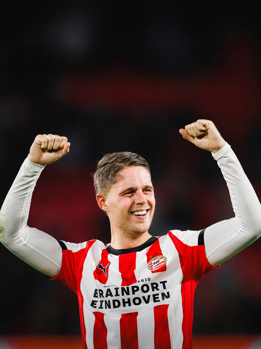 PSV's tweet image. Joey Veerman blijft PSV trouw ❤️

PSV en Joey Veerman zijn samen overeengekomen dat de 27-jarige middenvelder sowieso tot komende zomer bij PSV blijft. 🤝

📎 psv.nl/media/artikel/…