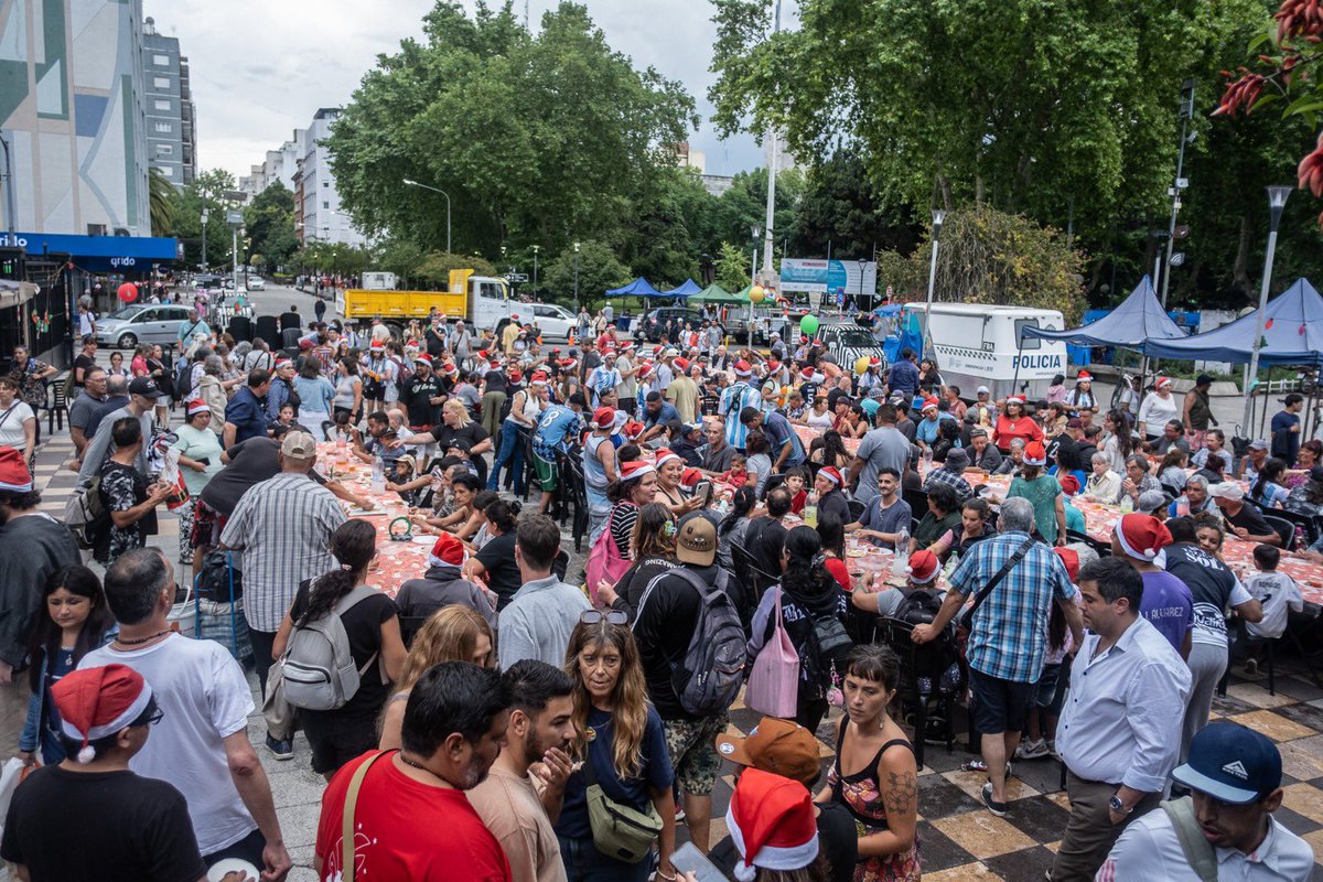 En todo el país ya empezó NINGUNA FAMILIA SIN NAVIDAD

Los trabajadores de la economía popular, que algunos acá critican, se ponen a la cabeza de garantizar la cena navideña de los excluidos.