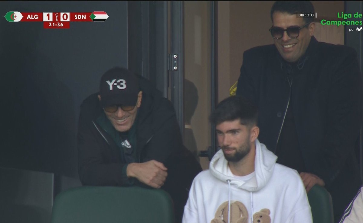 _BeFootball's tweet image. 🚨 LA LÉGENDE ZINÉDINE ZIDANE ASSISTE À ALGÉRIE 🇩🇿 - 🇸🇩 SOUDAN 🤩🤩

Il assiste avec son autre fils, Théo, aux débuts de Luca à la CAN !!