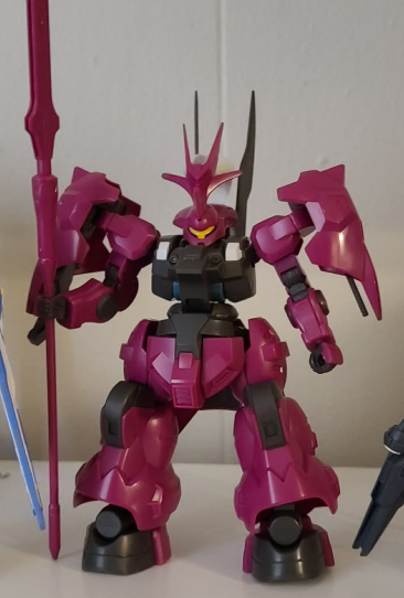 Build I finished last night. It's Guel's Dilanza! A little upset that I broke part of the spear and wish I cleaned up the nubs better. I'll touch it up at a later time and change the pose, along with the others.