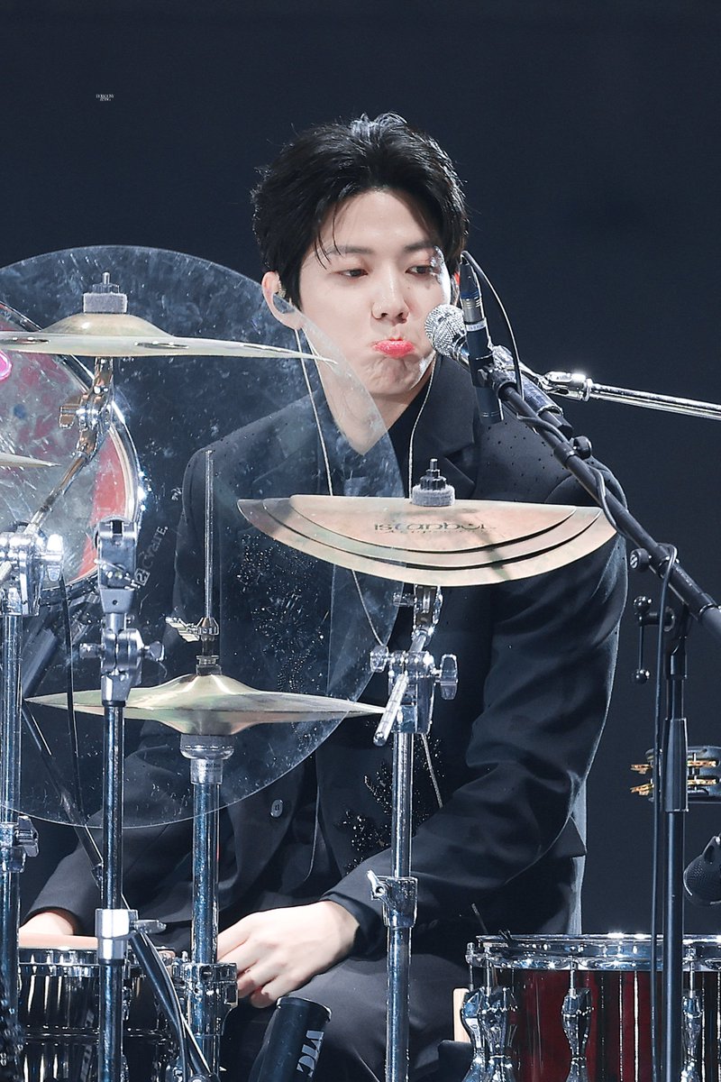dowoonyzzang's tweet photo. 산타할아버지는 우는 아이에겐 선물을 안 주신데🎅
 #데이식스 #DAY6 #도운 #DOWOON https://t.co/Fj1owt4WEU