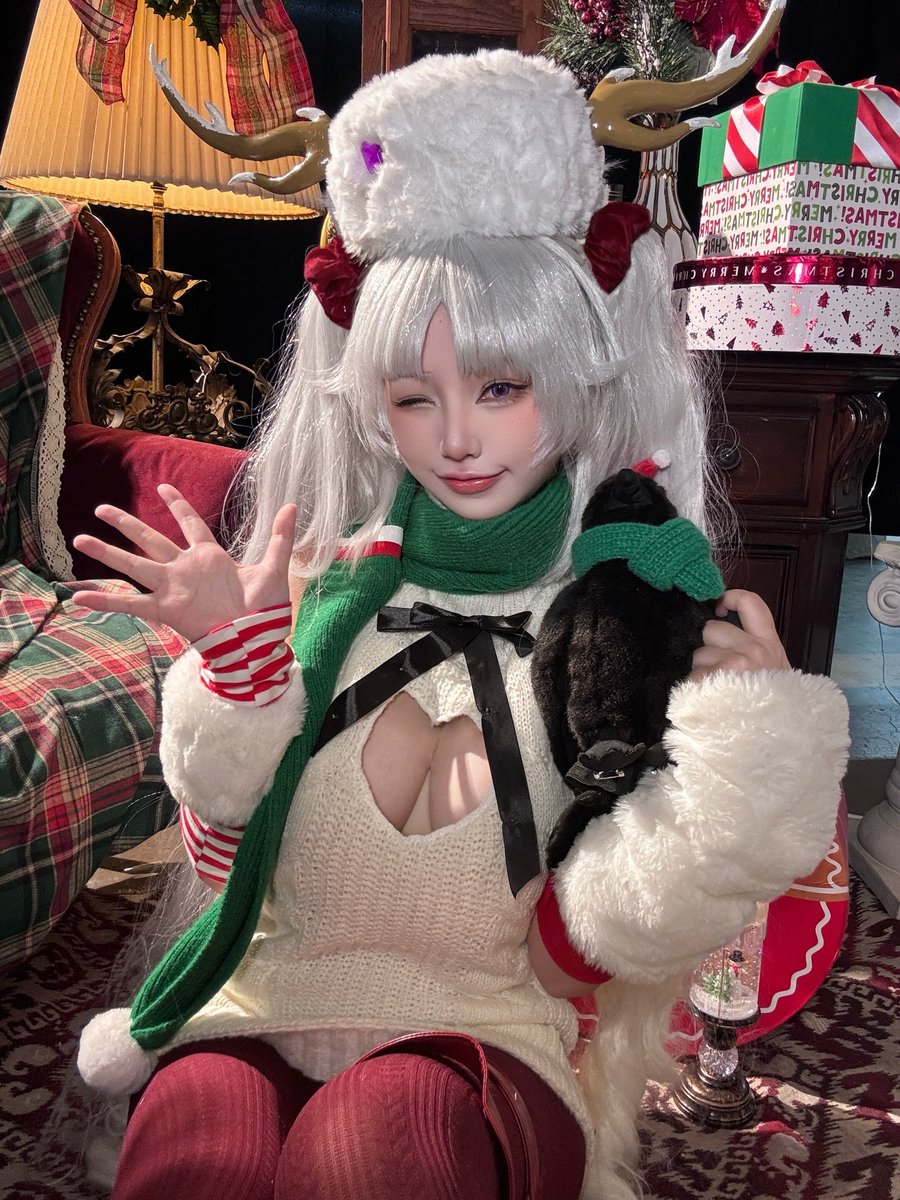 🎄I was supposed to work this Christmas…
but skipping it to bring you a gift felt like the smarter choice 🎁💕 

#StellaSora #Yostar #cosplay #SnowishLaru #christmascosplay