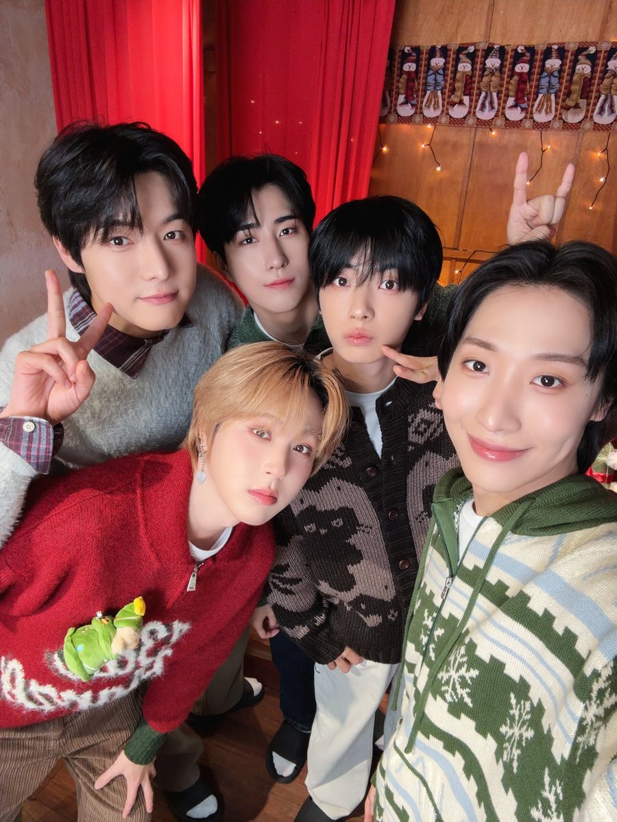 [#ONEWE]

크리스마스는 이래야지~! 따듯한 하루 보내요🥰

#원위 #위브 #메리크리스마스