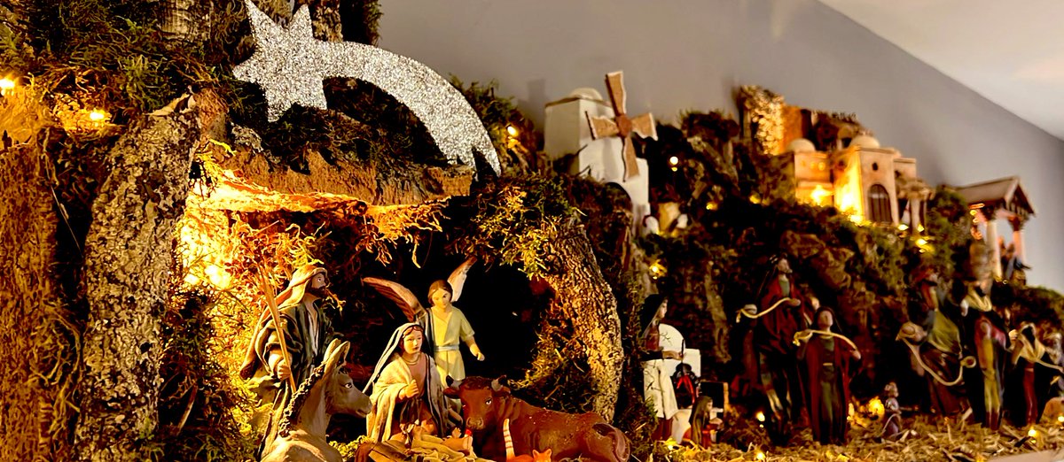 JoseMGarrido's tweet image. La Nochebuena es mágica: Un refugiado, Jesús de Nazaret, hijo de los inmigrantes María y José, encontró cobijo en un pesebre. La buena gente les dio alimento y amor. Frente al odio de Vox y @Albiol_XG, construyamos refugios para todos/as/es que son amenazados. Feliz Navidad!