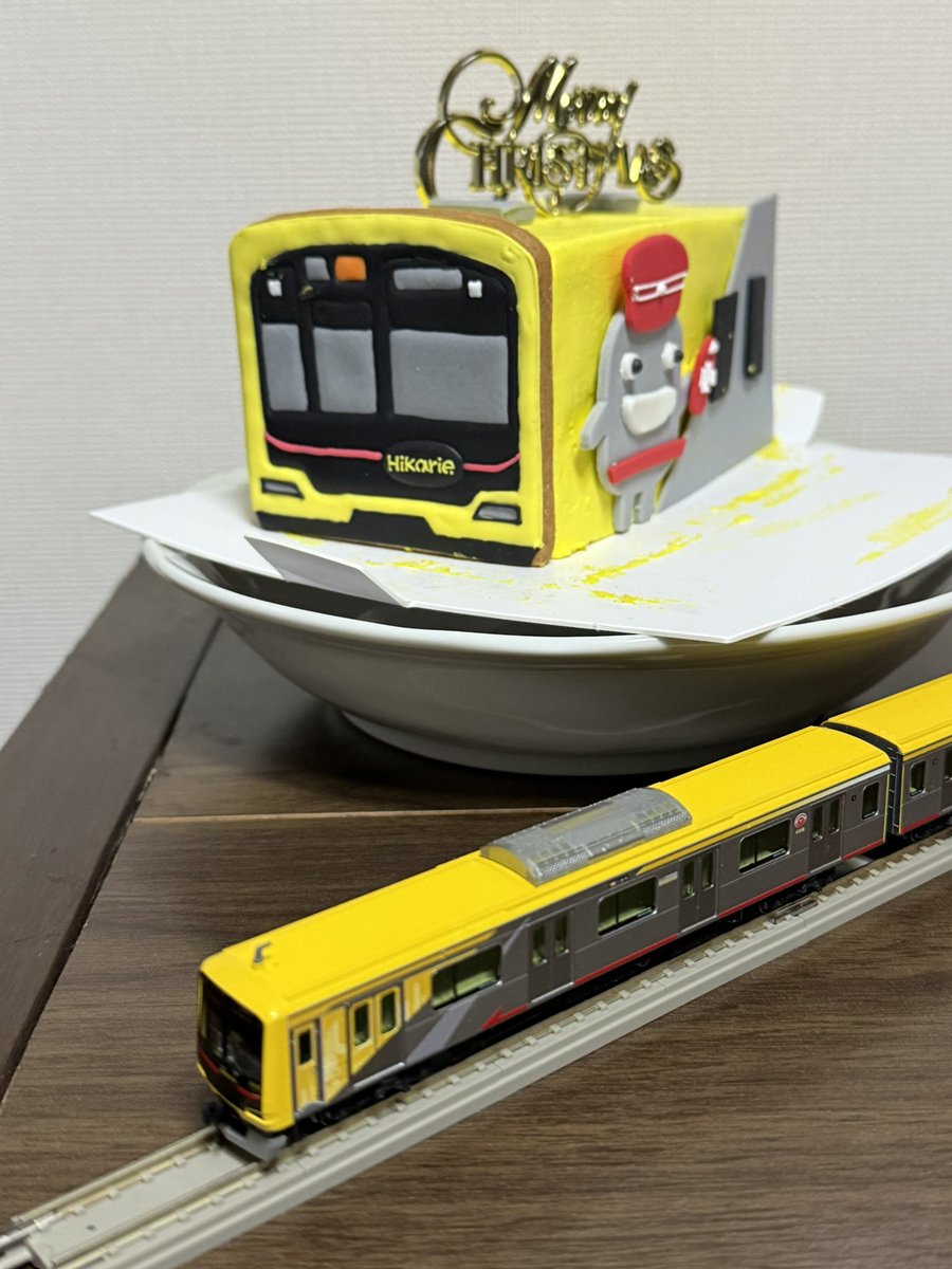 MG_TOQ3101f's tweet photo. #のるるん
のるるんとヒカリエ号のクリスマスケーキ！ https://t.co/ITrqswRmIn
