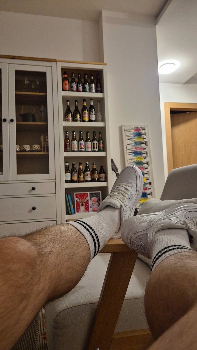 Milos_lav's tweet photo. Stigle nove devedesetice 🤍 Ovaj put sam uzeo skroz kožne, za nijansu su duže i drugačije pa mi je prečudno ali naviiknem se. Mnogo volim ove patike i zato xy godina unazad kupujem jedne te iste, skroz bele ❄️ https://t.co/6Ms9Wdafdr