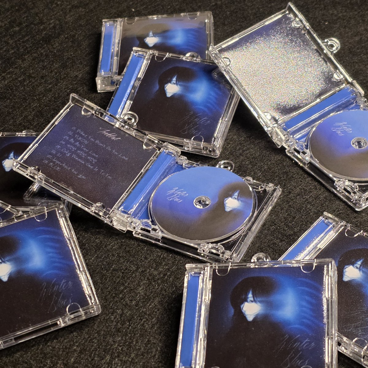 win_talk_ter's tweet image. 25.12.25 ! 💚❤️🎄⛄️
메리 쩡리스마스 나눔 이벤트

RT 추첨을 통해 3분께
WINTER BLUES NFC CD 키링을 선물로..드립니다...🎄

민정 메리 크리스마스 ☃︎