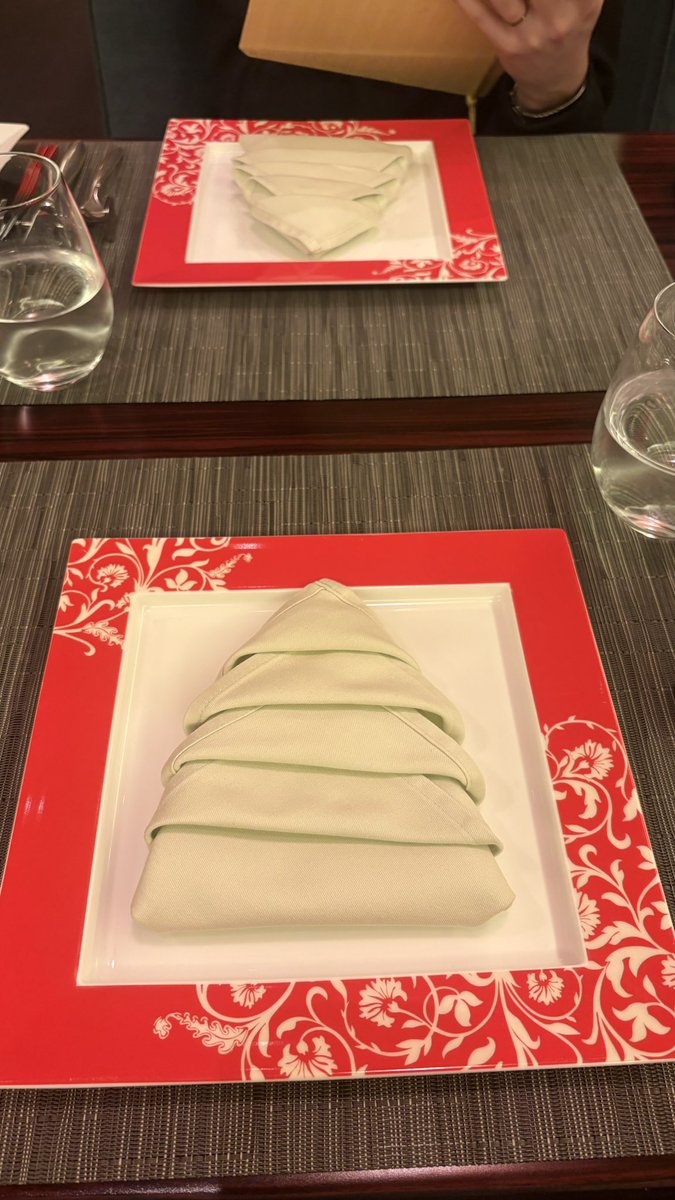 XUUOFFICIAL's tweet photo. 🍽️ https://t.co/R14inlhapf