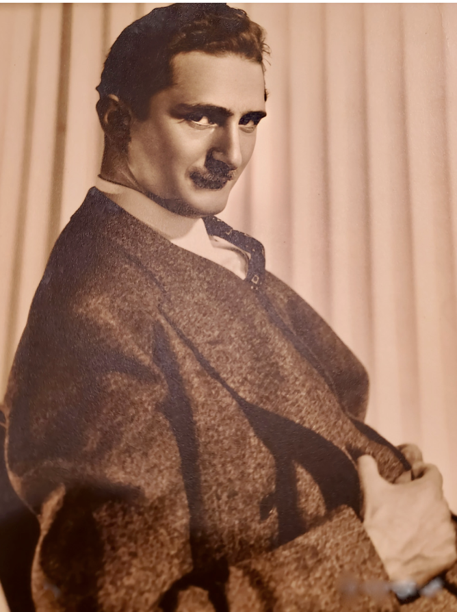 OperBenjamin's tweet image. Pvt. Albert Belmont, born Abraham Belkowitz, was a Jewish American photographer and father who left everything behind to fight fascism in WWII. 

He was killed at just 33 during the Battle of Metz. 

For nearly 80 years, his Jewish identity was missing, until it was finally…