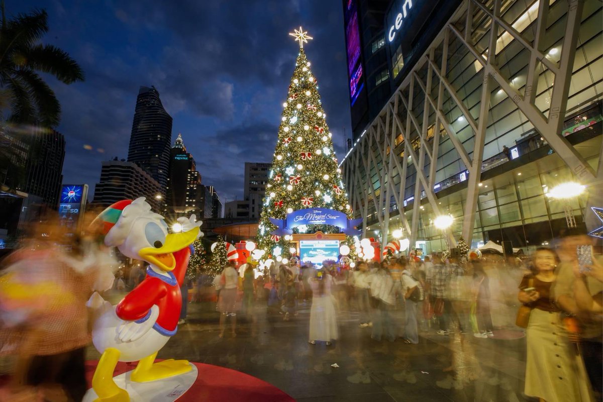 ThaiEnquirer's tweet image. Central World plaza comes alive with tourists and locals snapping photos amid dazzling holiday lights, with a towering Christmas tree adding festive cheer.

#Thailand #Christmas #Christmas2025 #คริสต์มาส #คริสต์มาสอีฟ #คริสต์มาส2568 #คริสต์มาสอีฟ2568