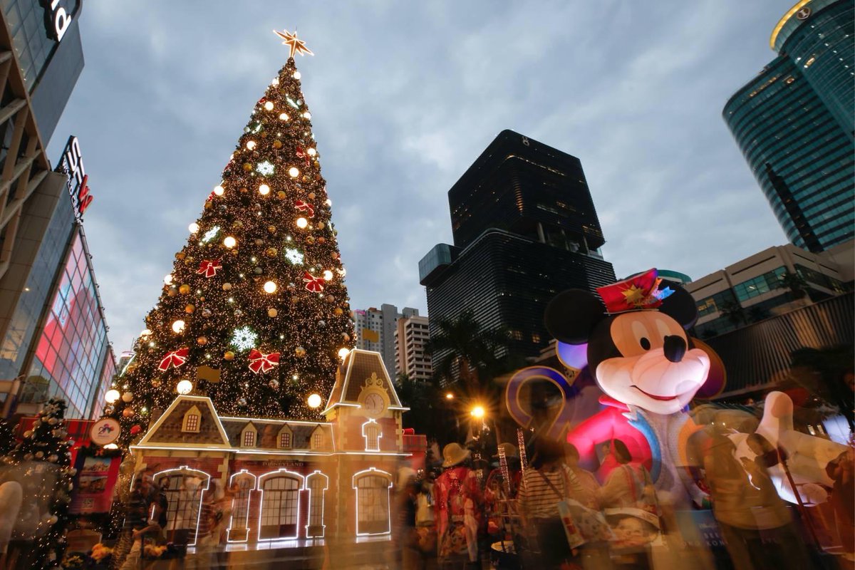 ThaiEnquirer's tweet image. Central World plaza comes alive with tourists and locals snapping photos amid dazzling holiday lights, with a towering Christmas tree adding festive cheer.

#Thailand #Christmas #Christmas2025 #คริสต์มาส #คริสต์มาสอีฟ #คริสต์มาส2568 #คริสต์มาสอีฟ2568