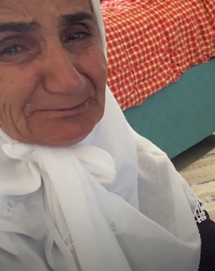 Torunu toprak altında,kızı hapishanede kendisi hem torununun mezarı başında  hemde annelerinin yokluğunda diğer torunlarına bakmak zorunda kalan  bir anneaanne. Oysa kendisi bakıma muhtaç olacak yaşta.

Hani aşiretlerdi? Nerede aşiret ? Yapayalnız bırakıldılar.