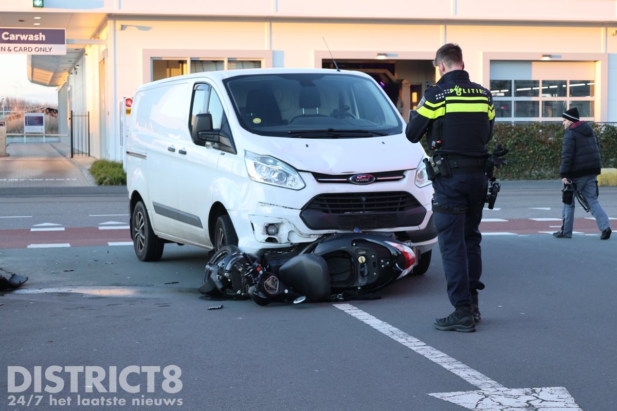 Aanrijding tussen scooterrijder en busje in Den Hoorn