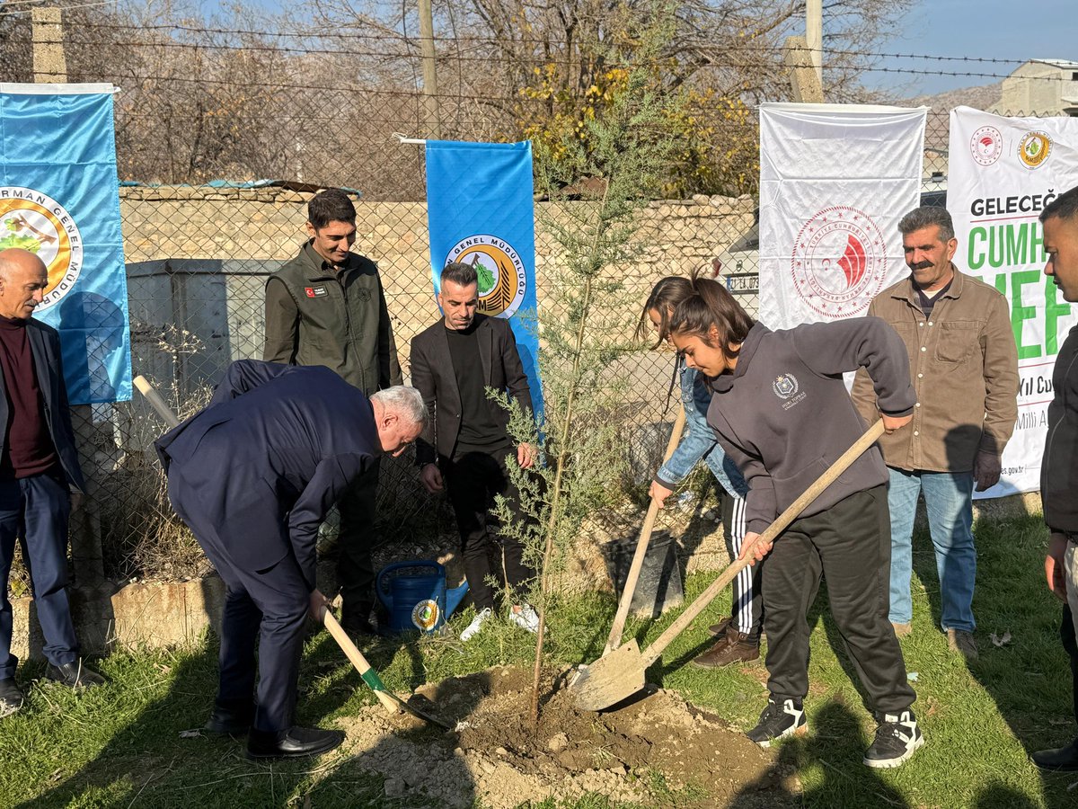 Orman İşletme Müdürlüğümüze bağlı Hani şefliği tarafından Lice Kaymakamımız Sayın Muhammet İKİS ' in katılımı ile Lice İlçemizde "Geleceğe Nefes '' projesi kapsamında Lice Hori Toprak Anadolu Lisesi bahçesinde fidan dikimi etkinliği gerçekleştirdik.